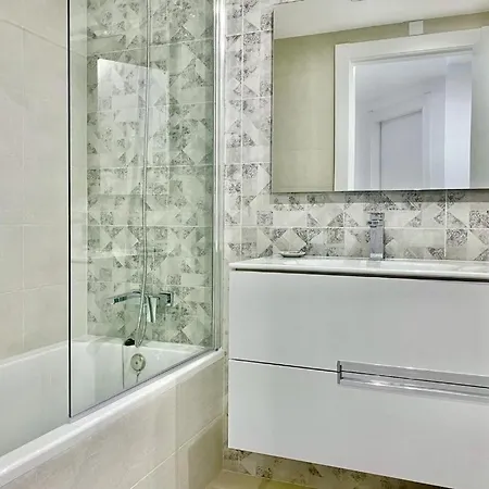 Con Piscina Privada En La Urb. De Puerto Rey Los Amarguillos