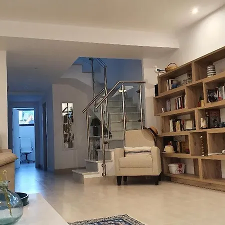 Con Piscina Privada En La Urb. De Puerto Rey Los Amarguillos