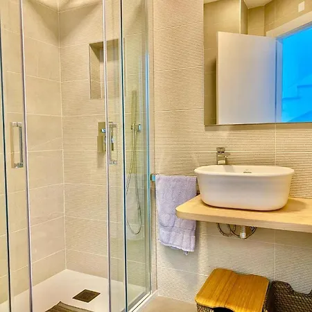 Con Piscina Privada En La Urb. De Puerto Rey Los Amarguillos